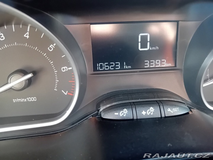 Peugeot 2008 1,2 benzín 2015