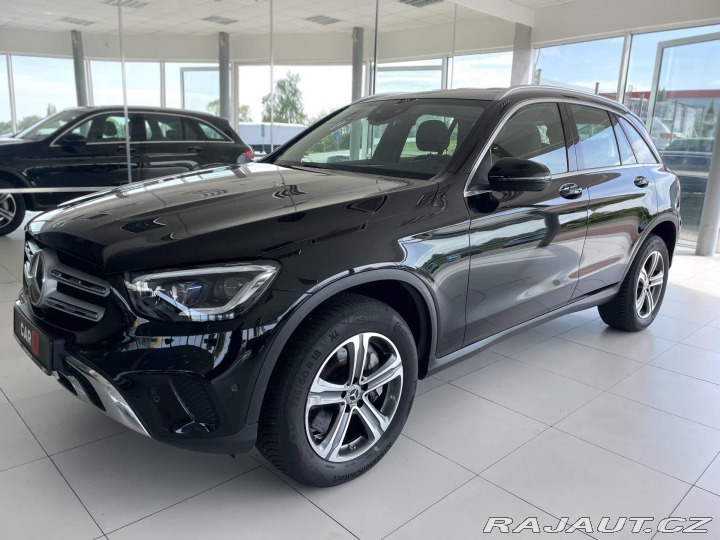 Mercedes-Benz GLC 300e 4Matic*Webasto*Tažné 2021