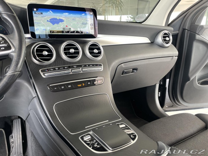 Mercedes-Benz GLC 300e 4Matic*Webasto*Tažné 2021