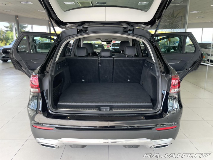 Mercedes-Benz GLC 300e 4Matic*Webasto*Tažné 2021