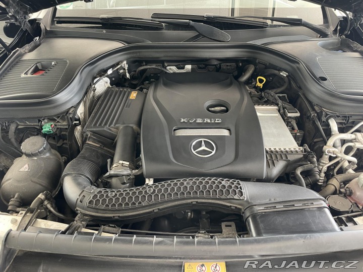 Mercedes-Benz GLC 300e 4Matic*Webasto*Tažné 2021