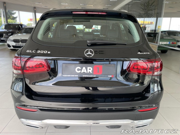 Mercedes-Benz GLC 300e 4Matic*Webasto*Tažné 2021