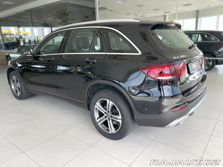 Mercedes-Benz GLC 300e 4Matic*Webasto*Tažné 2021