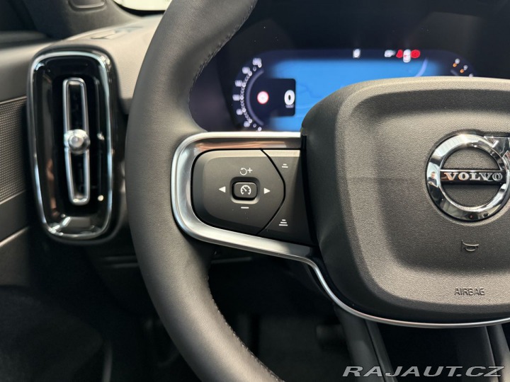 Volvo XC40 B3 2.0L 163 HP AT7 FWD CO 2025
