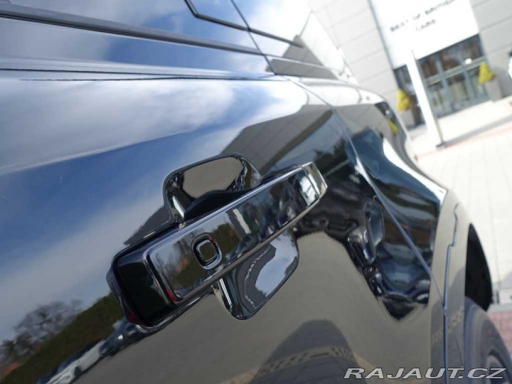 Land Rover Defender 110 3,0 X-Dynamic SE D250 2025
