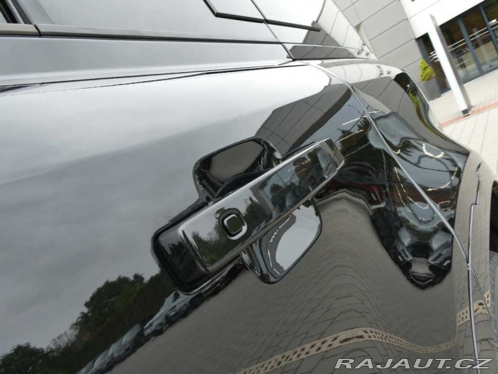 Land Rover Defender 110 3,0 X-Dynamic SE D250 2025