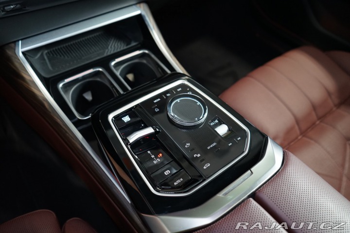 BMW 7 B&W*PANO*ZÁRUKA* 2024