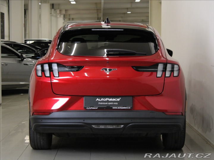 Ford Mustang Mach-E 0,1 75,7kWh 300kon 2024