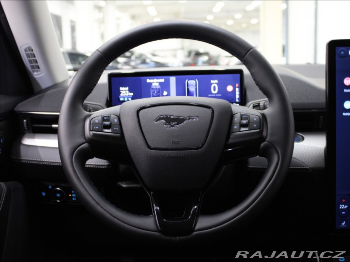 Ford Mustang Mach-E 0,1 75,7kWh 300kon 2024
