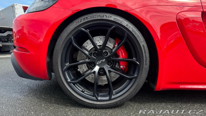 Porsche Cayman GT4 2023