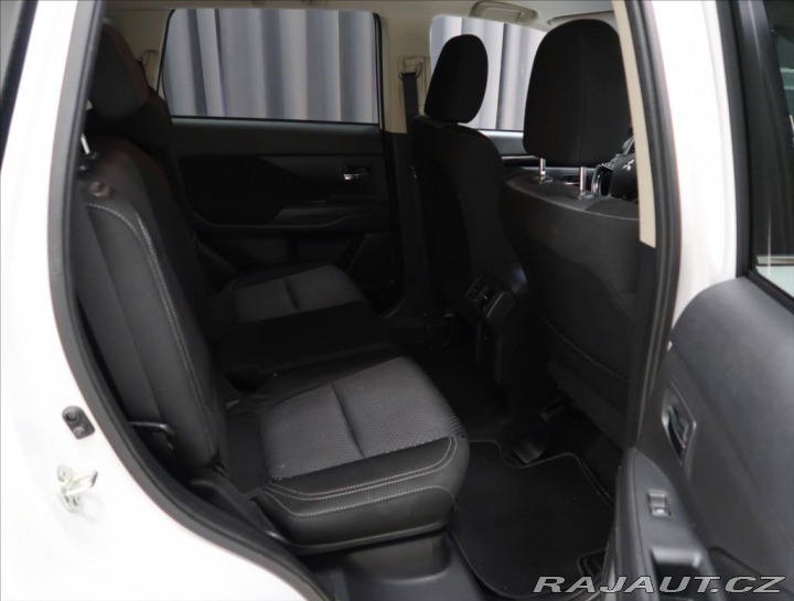 Mitsubishi Outlander 2,0 i AUT 4x4 7-míst 2019