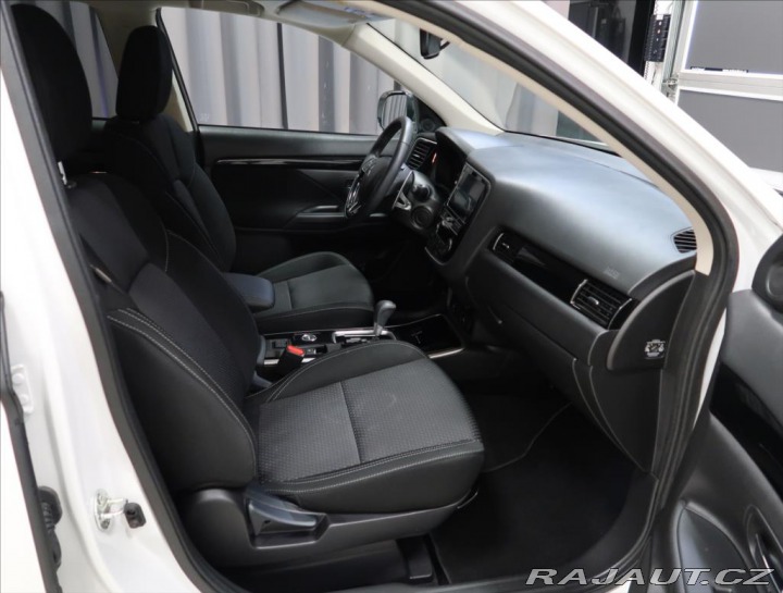 Mitsubishi Outlander 2,0 i AUT 4x4 7-míst 2019