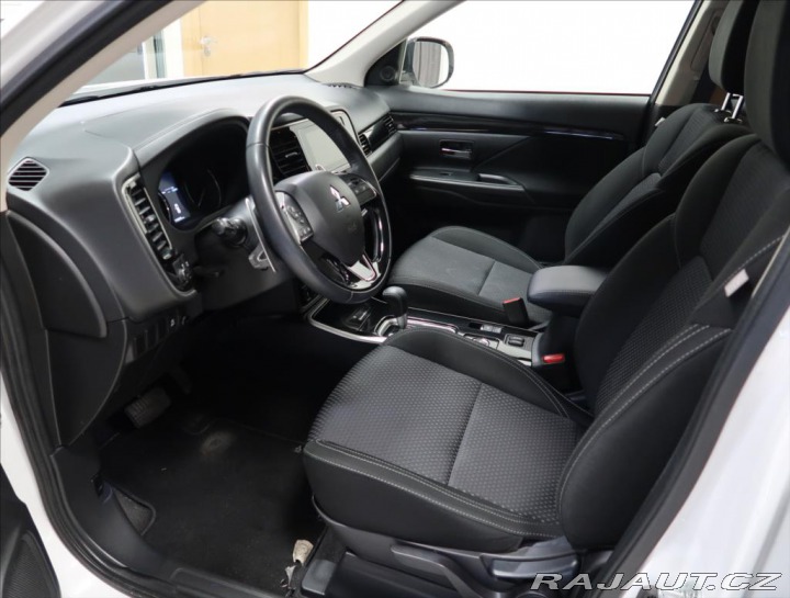 Mitsubishi Outlander 2,0 i AUT 4x4 7-míst 2019