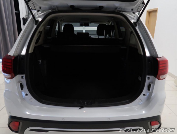 Mitsubishi Outlander 2,0 i AUT 4x4 7-míst 2019