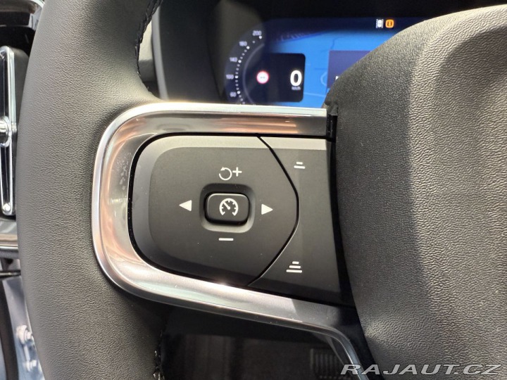 Volvo XC40 B3 2.0L 163 HP AT7 FWD CO 2025