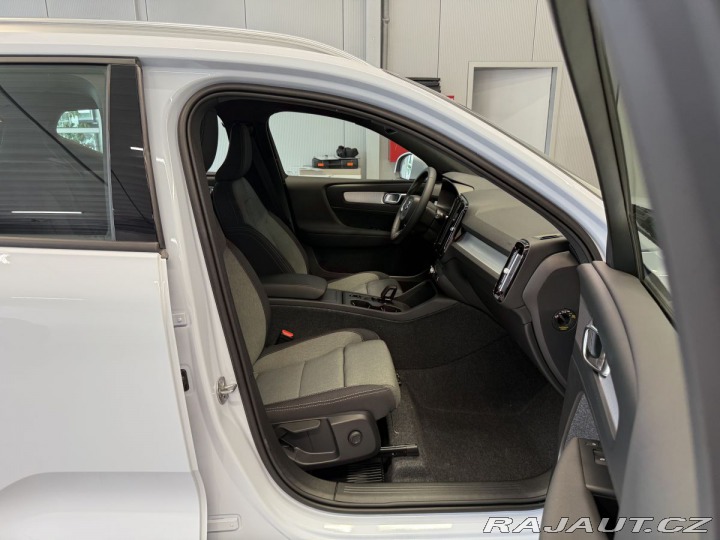 Volvo XC40 B3 2.0L 163 HP AT7 FWD CO 2025