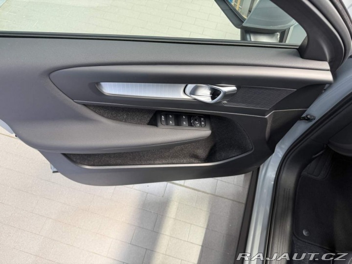 Volvo XC40 B3 2.0L 163 HP AT7 FWD CO 2026