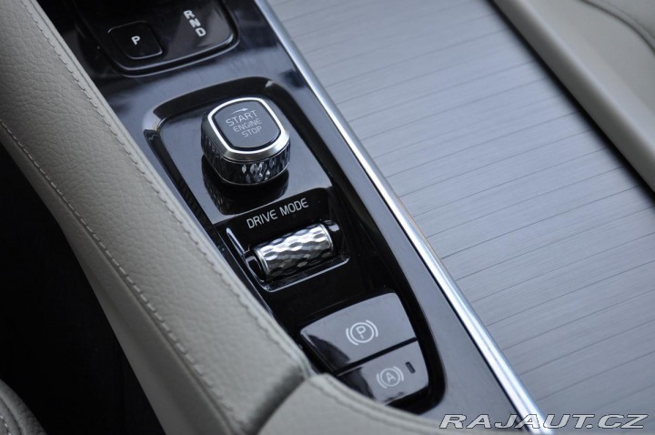 Volvo XC90 B5 AWD MOMENTUM PRO ČR 7. 2019
