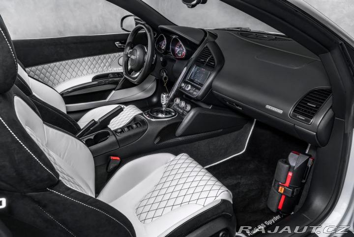 Audi R8 Akrapovič 2011