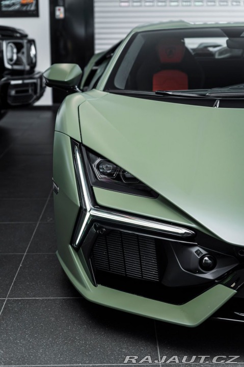 Lamborghini Ostatní modely Revuelto 2024