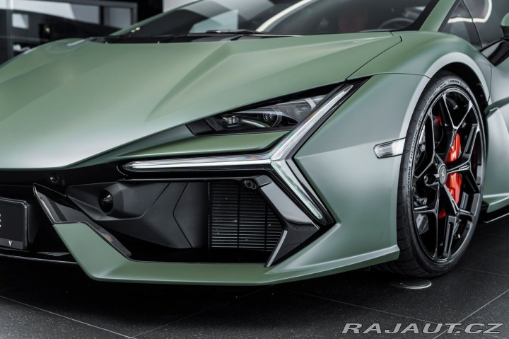 Lamborghini Revuelto  2024