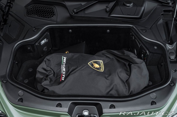 Lamborghini Revuelto  2024