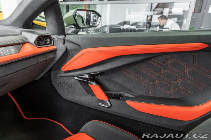 Lamborghini Revuelto  2024