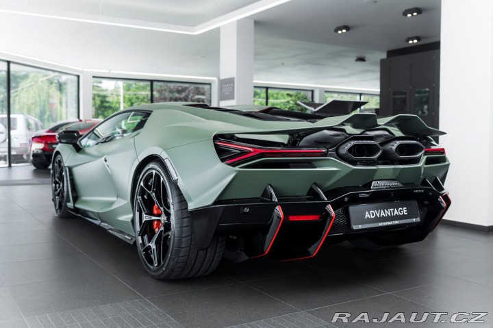 Lamborghini Revuelto  2024