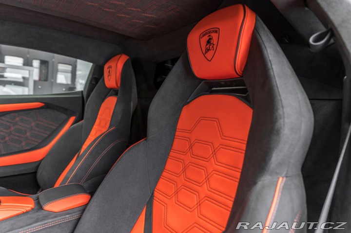 Lamborghini Revuelto  2024