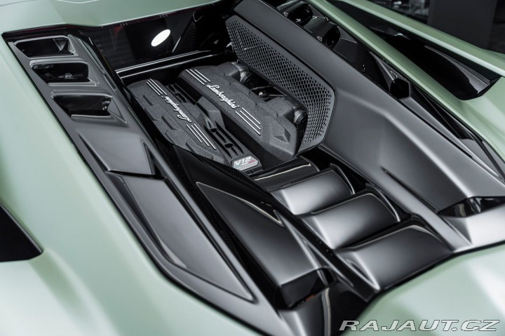 Lamborghini Revuelto  2024