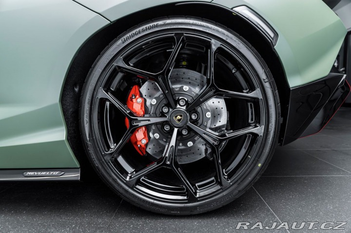 Lamborghini Revuelto  2024