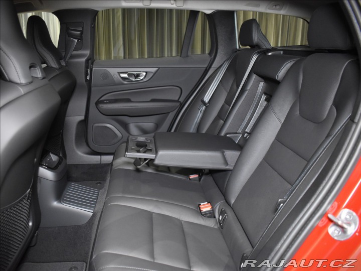 Volvo V60 2,0 T6 AWD Plus Dark 2025