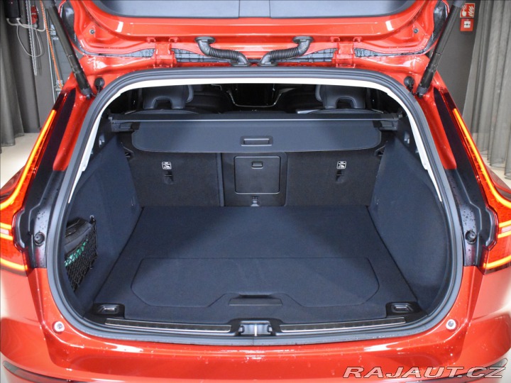 Volvo V60 2,0 T6 AWD Plus Dark 2025