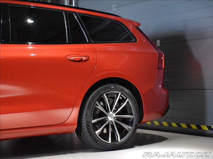 Volvo V60 2,0 T6 AWD Plus Dark 2025