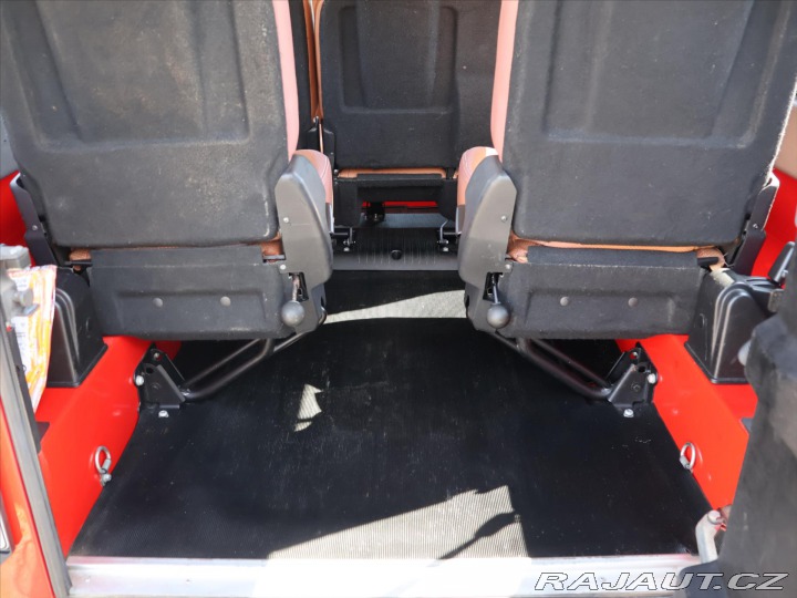 Land Rover Defender 2,4 TD4 4x4 Klima 7-Míst 2011