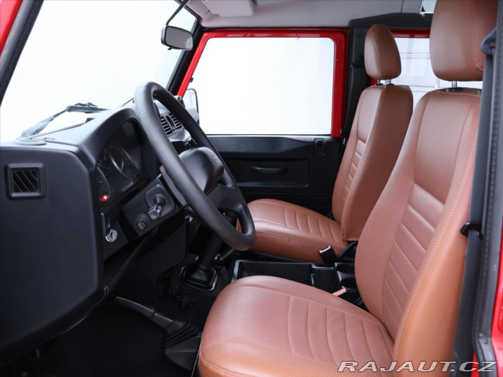 Land Rover Defender 2,4 TD4 7-Míst Kůže A/C 4 2011