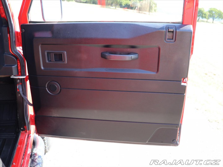 Land Rover Defender 2,4 TD4 4x4 Klima 7-Míst 2011