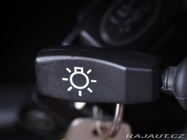 Land Rover Defender 2,4 TD4 7-Míst Kůže A/C 4 2011