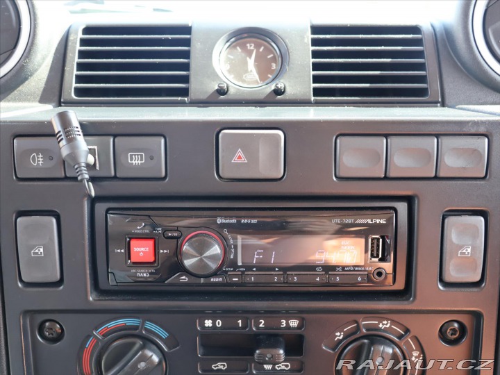 Land Rover Defender 2,4 TD4 4x4 Klima 7-Míst 2011