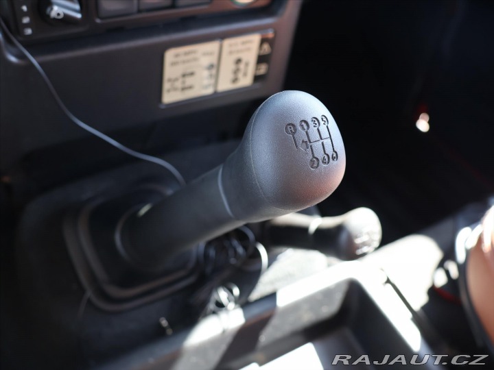 Land Rover Defender 2,4 TD4 4x4 Klima 7-Míst 2011