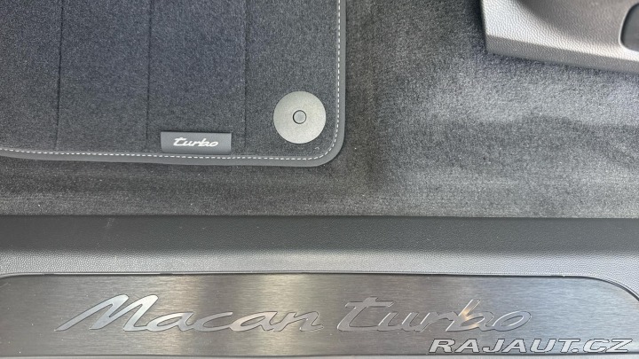 Porsche Macan Turbo 2025