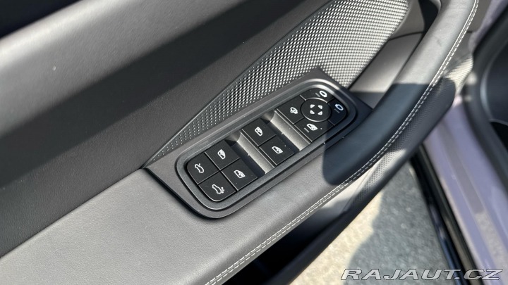 Porsche Macan Turbo 2025