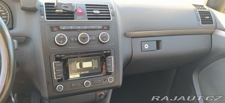 Volkswagen Touran 2,0 TDI DPF COMFORTLINE 2013