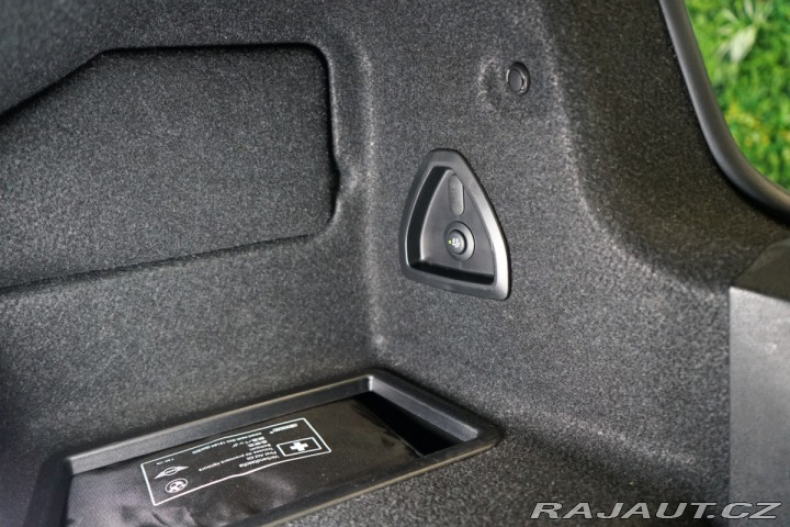 BMW 3 xDRIVE*KAMERA*TAŽ*PANO*SE 2023