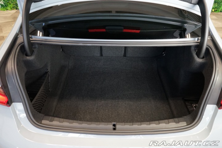 BMW 3 xDRIVE*KAMERA*TAŽ*PANO*SE 2023