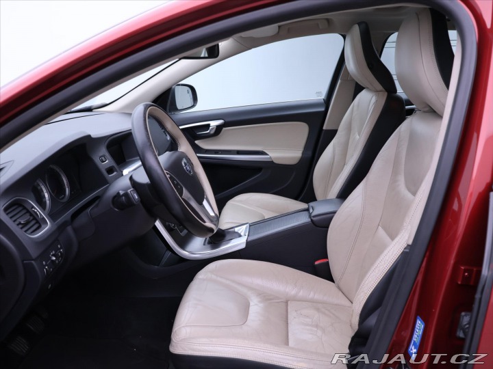 Volvo V60 2,0 D3 120kW V5 Momentum 2011