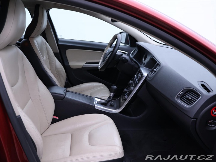 Volvo V60 2,0 D3 120kW V5 Momentum 2011