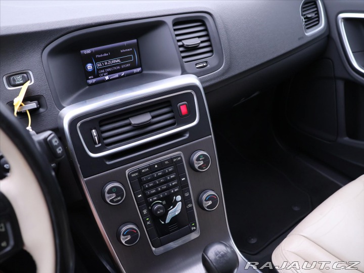 Volvo V60 2,0 D3 120kW V5 Momentum 2011