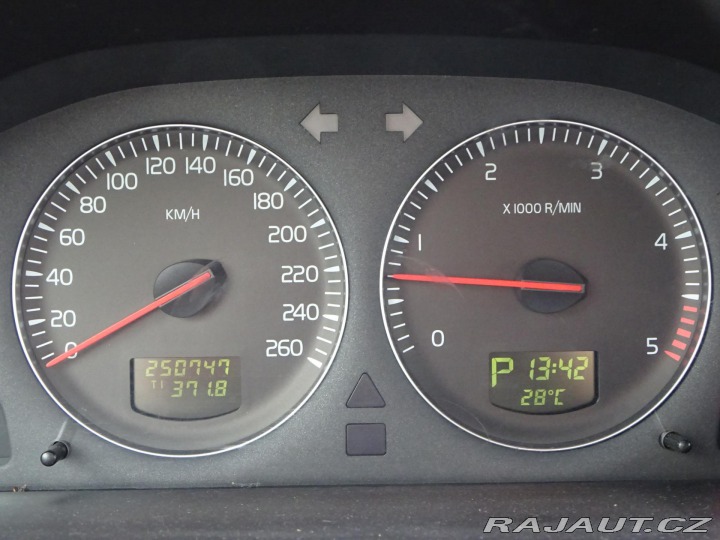 Volvo XC90 D5 136kW AWD KŮŽE AUTOMAT 1800