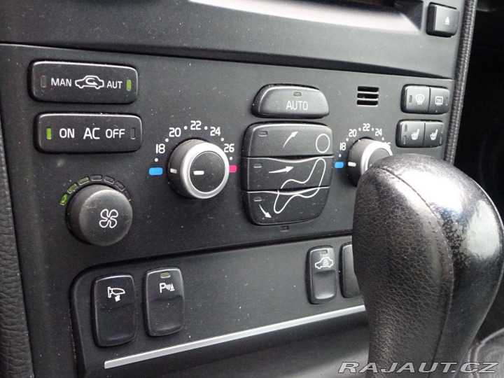 Volvo XC90 D5 136kW AWD KŮŽE AUTOMAT 1800